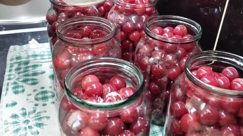 Вишня з кісточкою на зиму без цукру