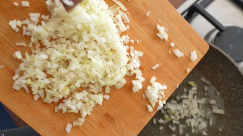 Яскравий пиріг з кабачків із фаршем в духовці