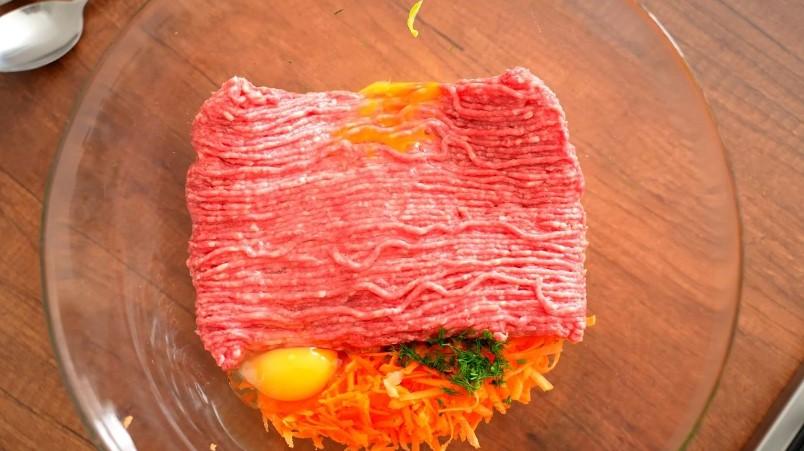 Яскравий пиріг з кабачків із фаршем в духовці