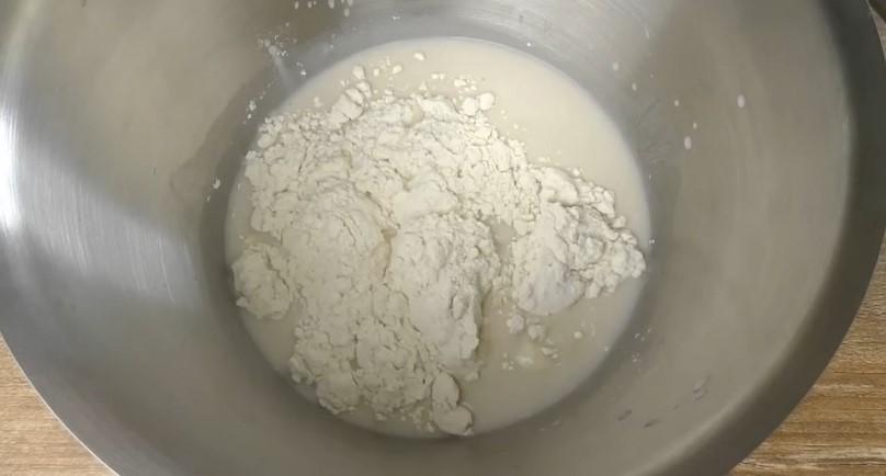 М'які булочки з вишнею із дріжджового тіста на кефірі