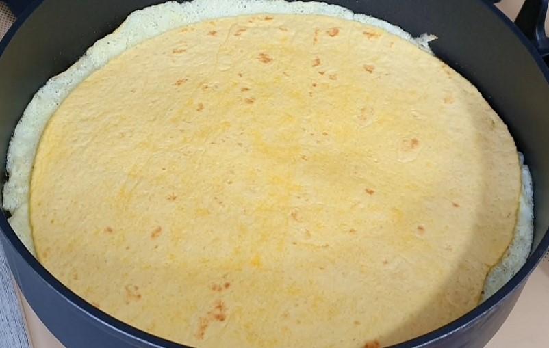 Лінивий сніданок з тортильєю на сковороді