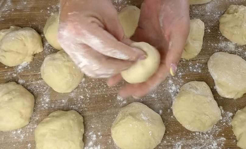 М'які булочки з вишнею із дріжджового тіста на кефірі