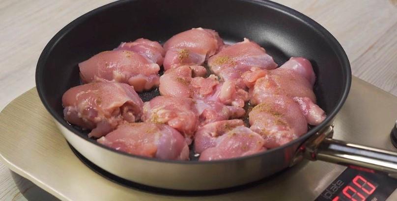 Курячі стегна з грибами та часником на сковороді