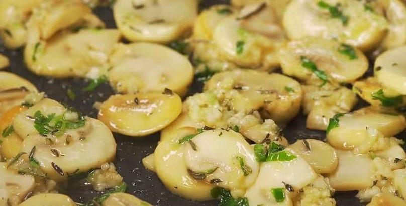 Курячі стегна з грибами та часником на сковороді