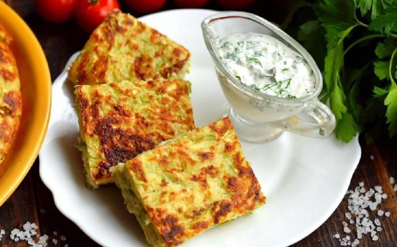 Проста запіканка з кабачків на сковороді