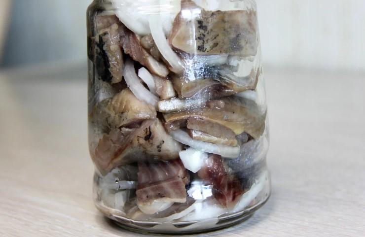 Оселедець маринований в кетчупі. Смачна закуска на будь-який стіл