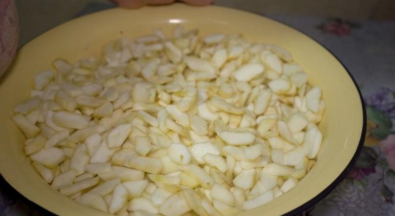 Яблучне варення з цукерками «Барбарис»