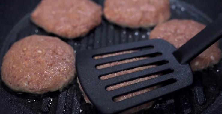 Смачні яловичі котлети із простих продуктів. Беріть рецепт на замітку