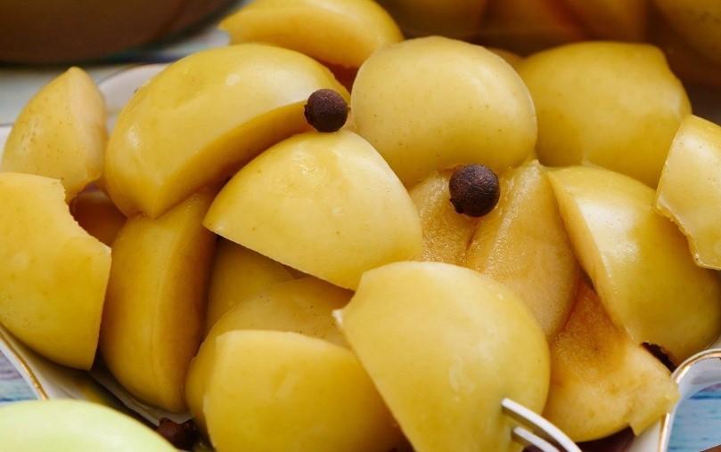 Швидкі мариновані яблука на зиму