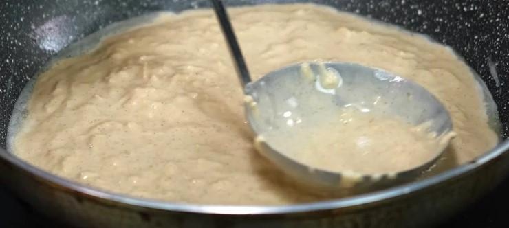 Смачні яблучні коржі остигати не встигають. З'їдаються швидко, готуються легко