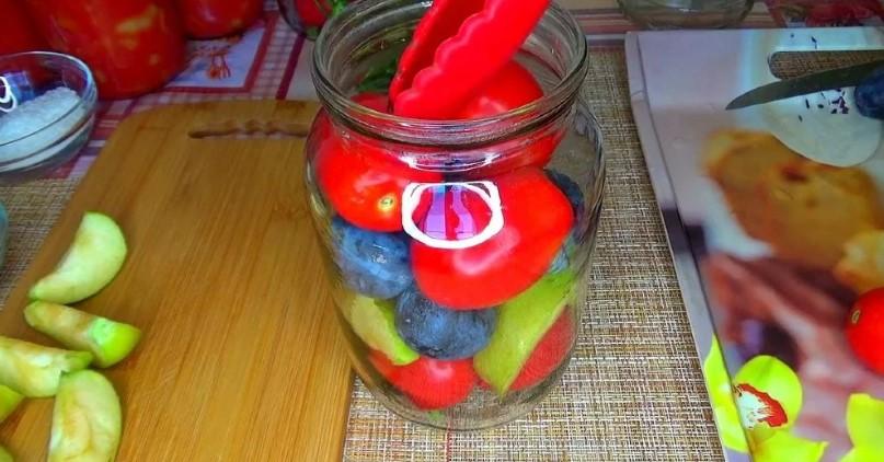 Мариноване асорті зі слив, помідорів та яблук