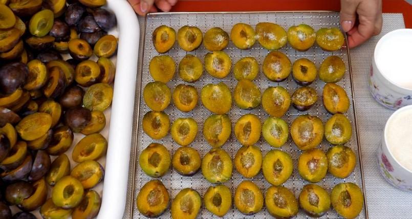 В'ялені сливи з перцем та часником на зиму