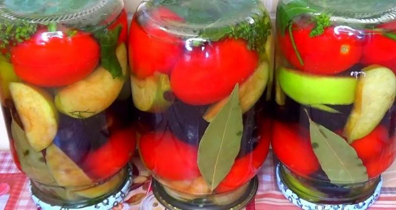 Мариноване асорті зі слив, помідорів та яблук