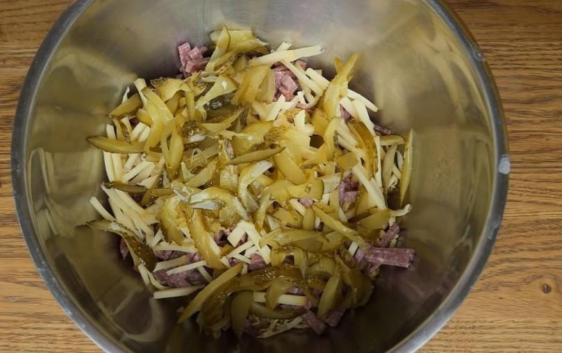 Ефектний салат «Луцький» із сухариками та ковбасою