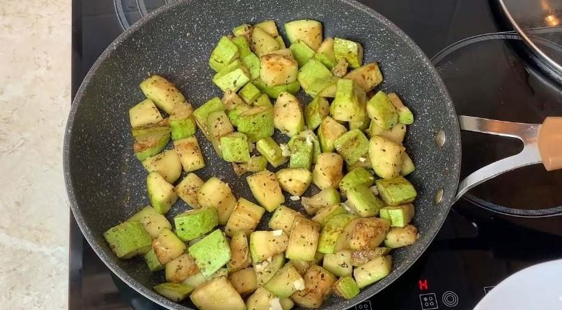 Швидкі смажені кабачки зі спеціями на сковороді