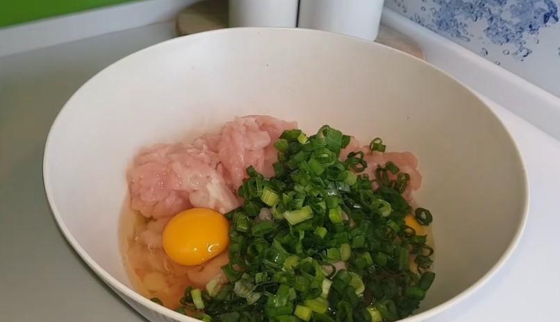 Курячі котлети з кабачком для бургерів