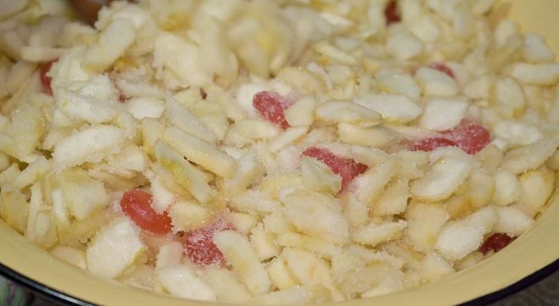 Яблучне варення з цукерками «Барбарис»