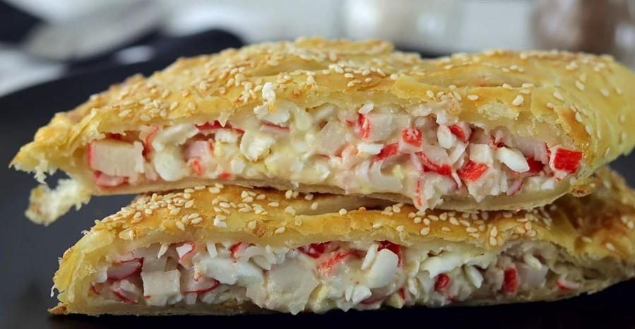 Листковий пиріг з крабовими паличками та сиром