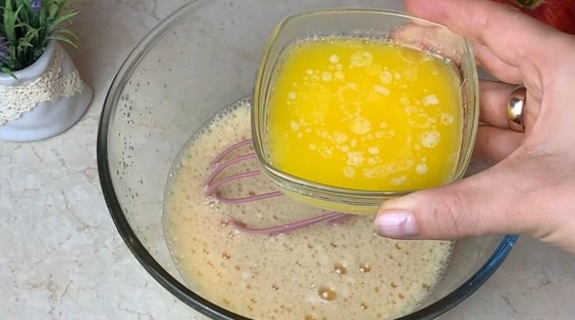 Молочний пиріг із яблуками: швидкий рецепт