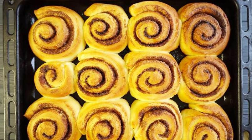 Класичні булочки сіннабон із корицею