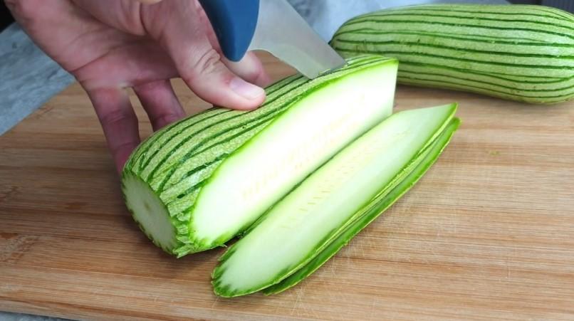 Соковиті кабачки у сирному клярі на сковороді