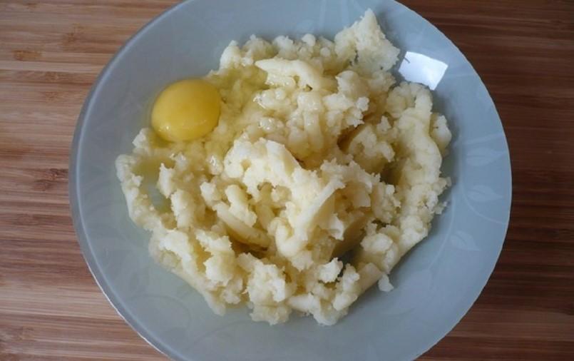 Картопляний коржик з сиром і шинкою на сковороді
