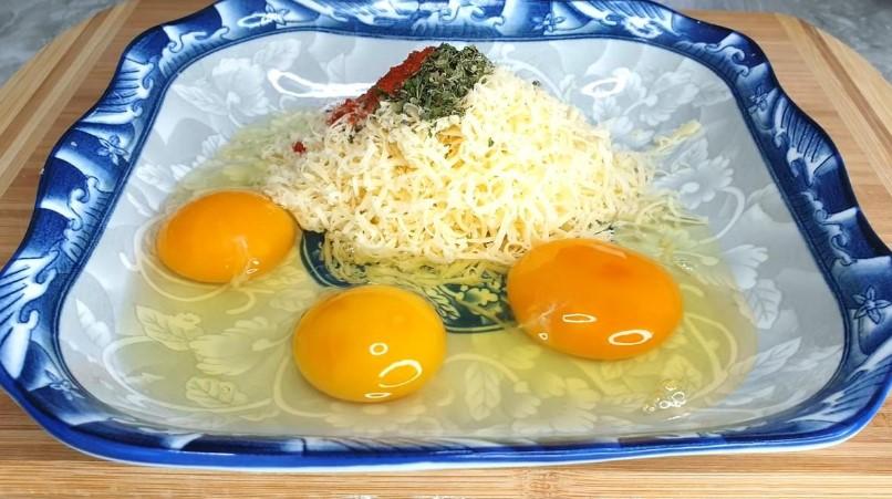 Соковиті кабачки у сирному клярі на сковороді