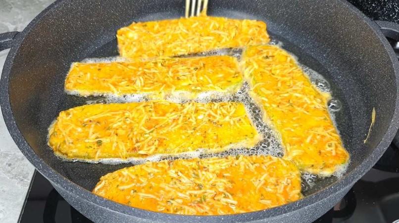 Соковиті кабачки у сирному клярі на сковороді