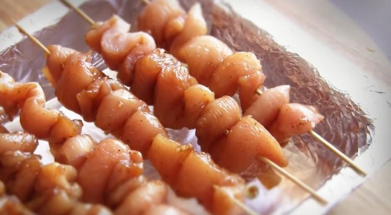 Соковитий курячий шашлик в духовці