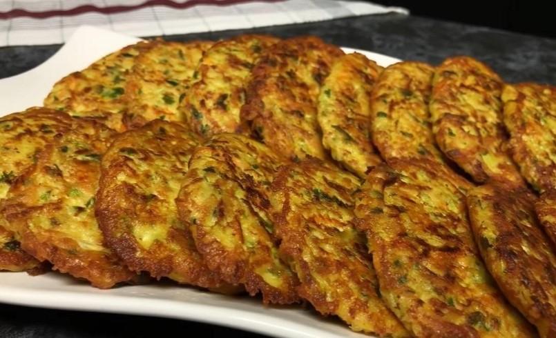 Кабачкові котлети з картоплею та морквою на сковороді