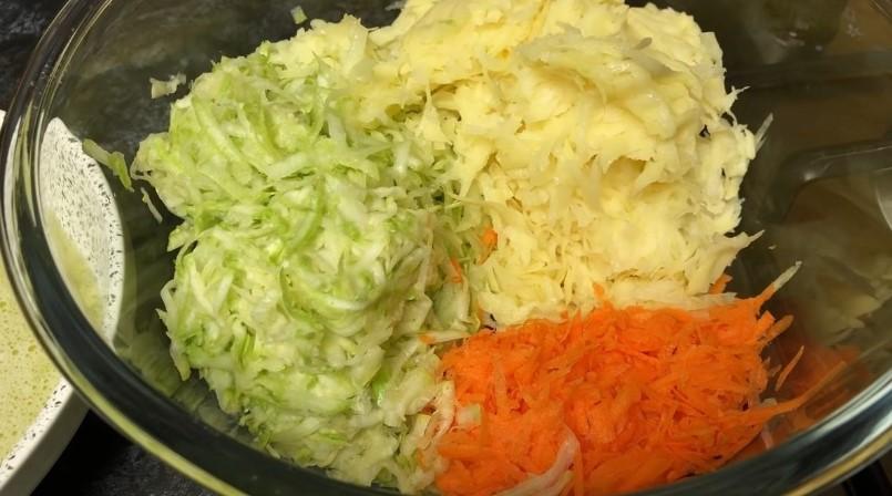 Кабачкові котлети з картоплею та морквою на сковороді