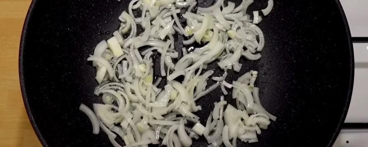 Гриби з квасолею на сковороді. Ну дуже просто приготувати