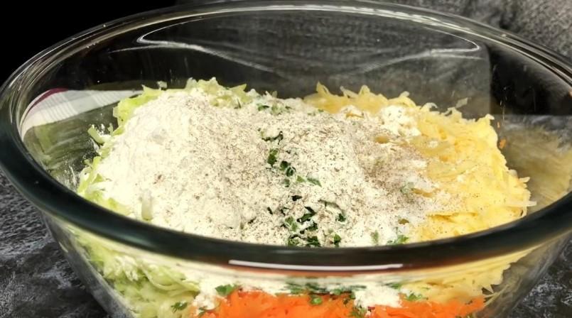 Кабачкові котлети з картоплею та морквою на сковороді