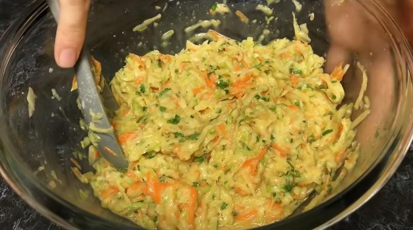 Кабачкові котлети з картоплею та морквою на сковороді