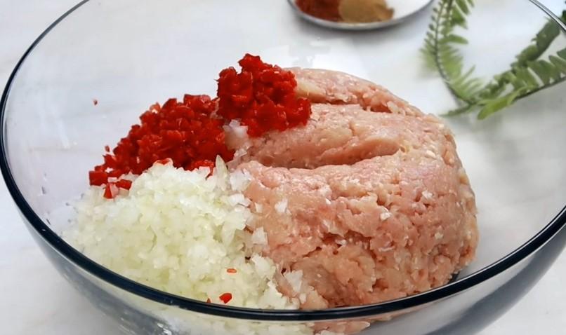 Соковитий шашлик з курячого фаршу на сковороді