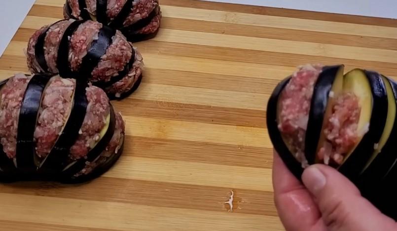 Апетитні баклажани гармошкою з фаршем в духовці