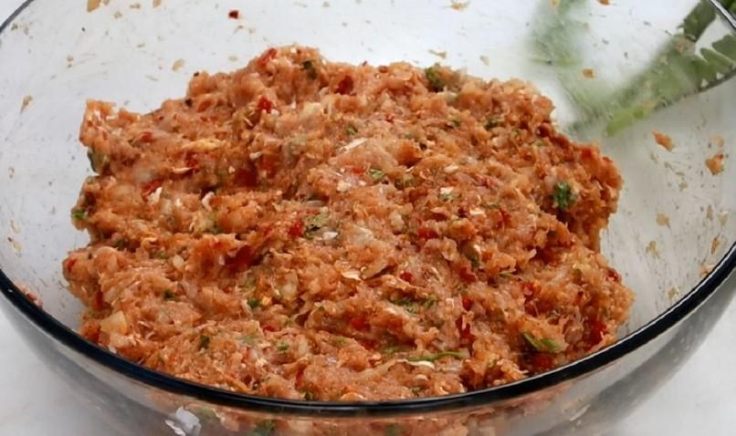 Соковитий шашлик з курячого фаршу на сковороді