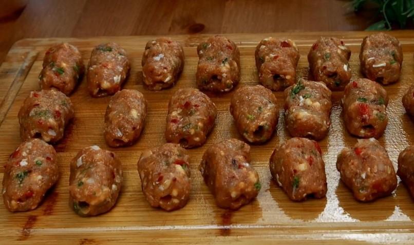 Соковитий шашлик з курячого фаршу на сковороді