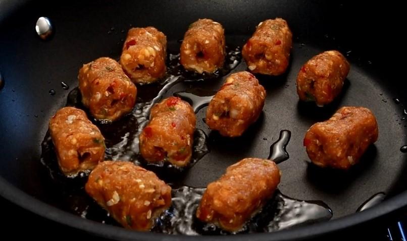 Соковитий шашлик з курячого фаршу на сковороді