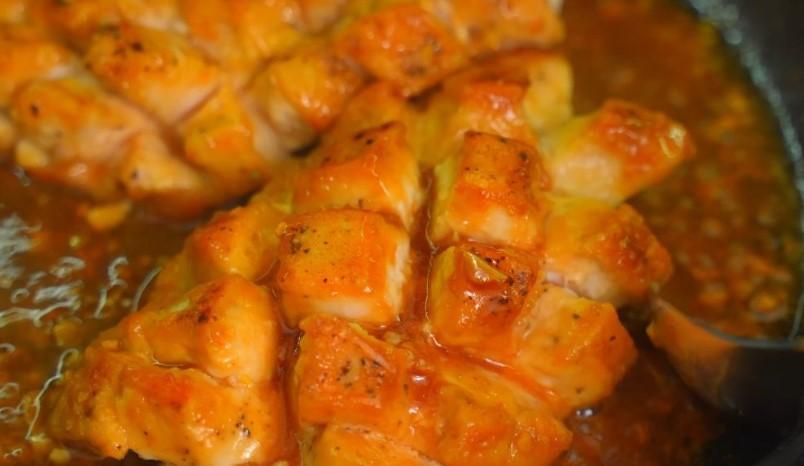 Куряче філе в кисло-солодкому соусі на сковороді