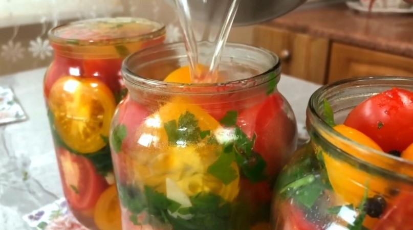Мариновані помідори з часником та зеленню на зиму