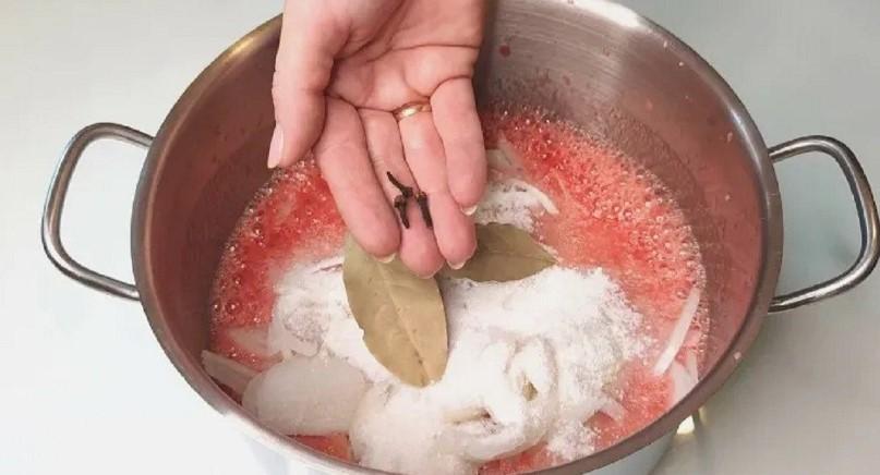 Домашній помідорний соус з цибулею та прянощами