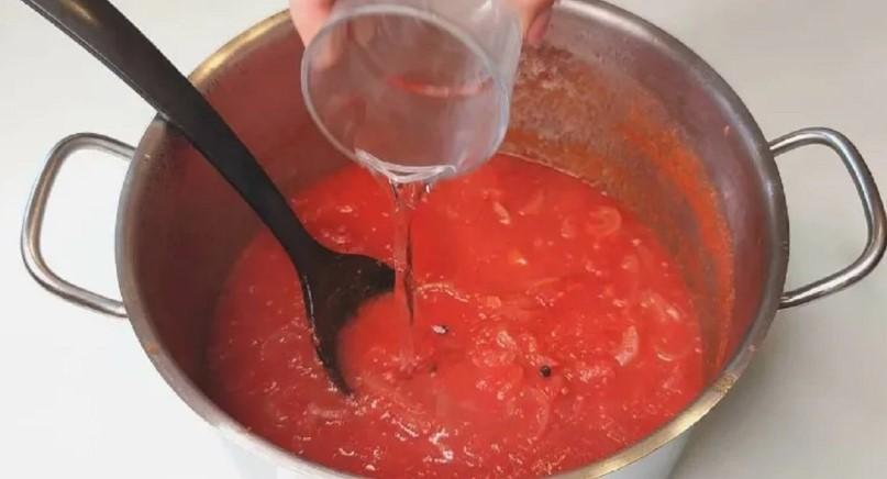 Домашній помідорний соус з цибулею та прянощами
