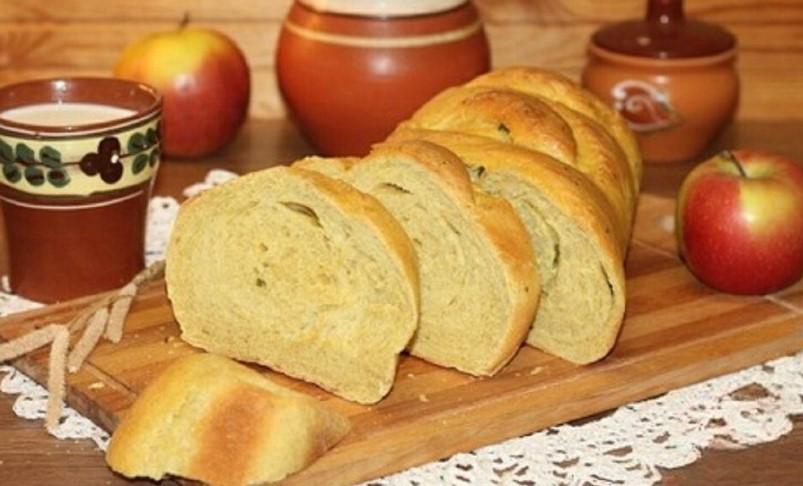 Пряний хліб із цибулею та часником в духовці
