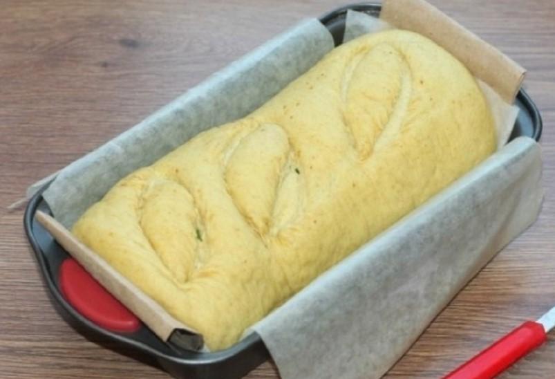 Пряний хліб із цибулею та часником в духовці