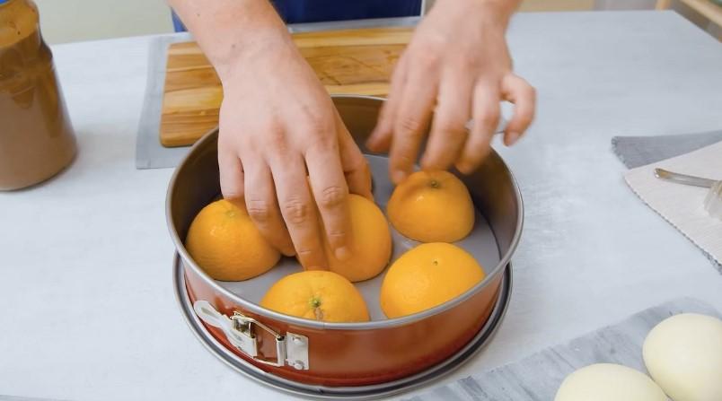 Нарядний рисовий торт з вишнею та шоколадом