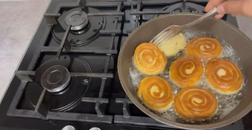 Пишні булочки на кефірі на сковороді