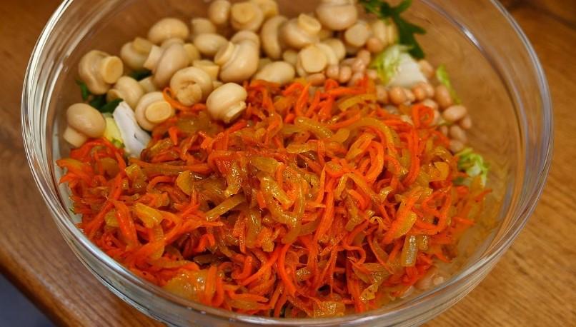 Пісний салат з маринованими грибами та квасолею