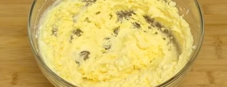 М'який пиріг зі шматочками шоколаду та горіхами