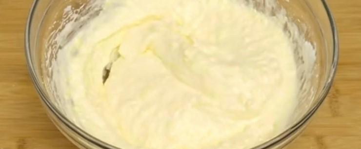 М'який пиріг зі шматочками шоколаду та горіхами